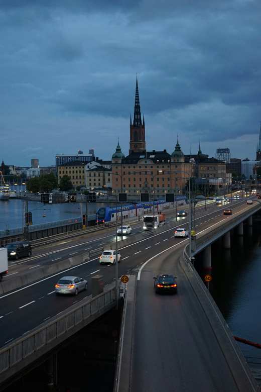 Bilar på motorvägen över Centralbron i skymningen