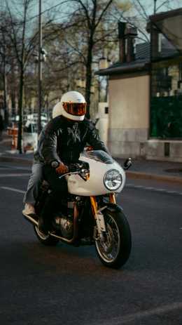 Motorcyklist på en stadsgata